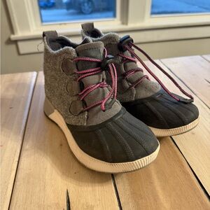 Sorel size 4 youth shoes